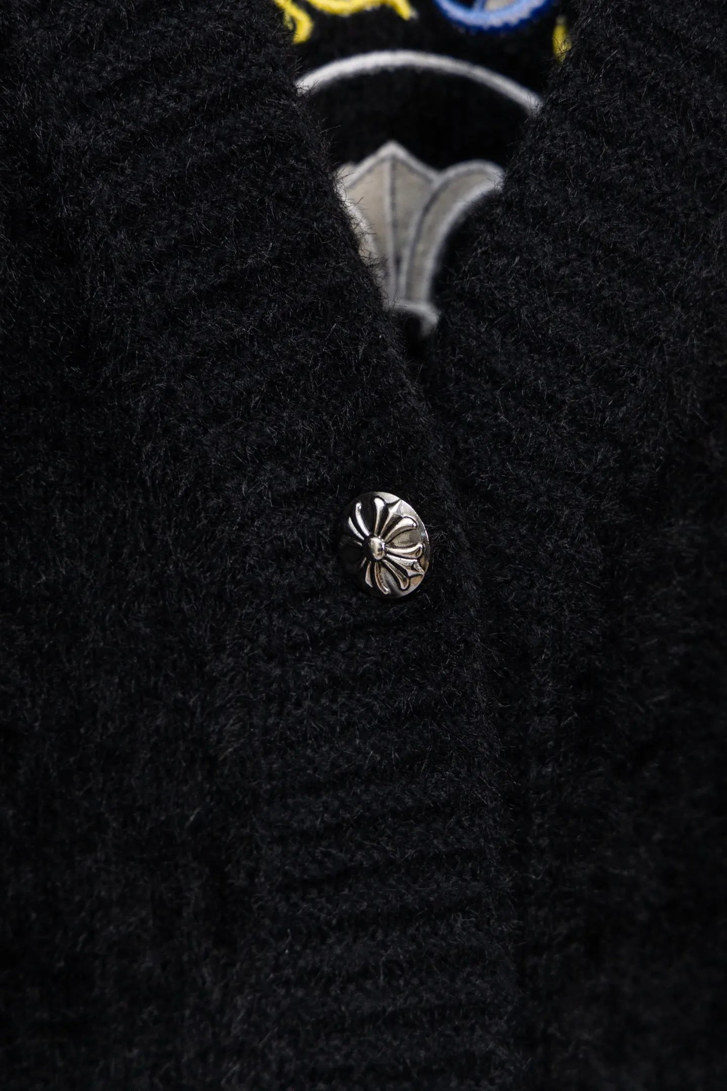 P300 Chrome Hearts CH Chrome Hearts 2026 new cross loose knitted V-neck cardigan Fabric: Made of plush textured knitted material, soft to the touch and with a lazy atmosphere; Decoration: Red, yellow, and black cross ornaments on the chest, paired with brand logo patches, which are iconic elements of street fashion brands (such as Chrome Hearts style), enhancing visual recognition; Version: Loose version + single-row metal button design, combining casual feeling and practicality. 2. Style and Adaptation Style: It combines dark street style and gentle knitted texture, which belongs to the tone of "sweet and cool mix"; Scenario: Can be worn with a T-shirt/suspender to create a daily street look, or can be layered with a shirt for light casual wear. Color: Black White Size: M L XL